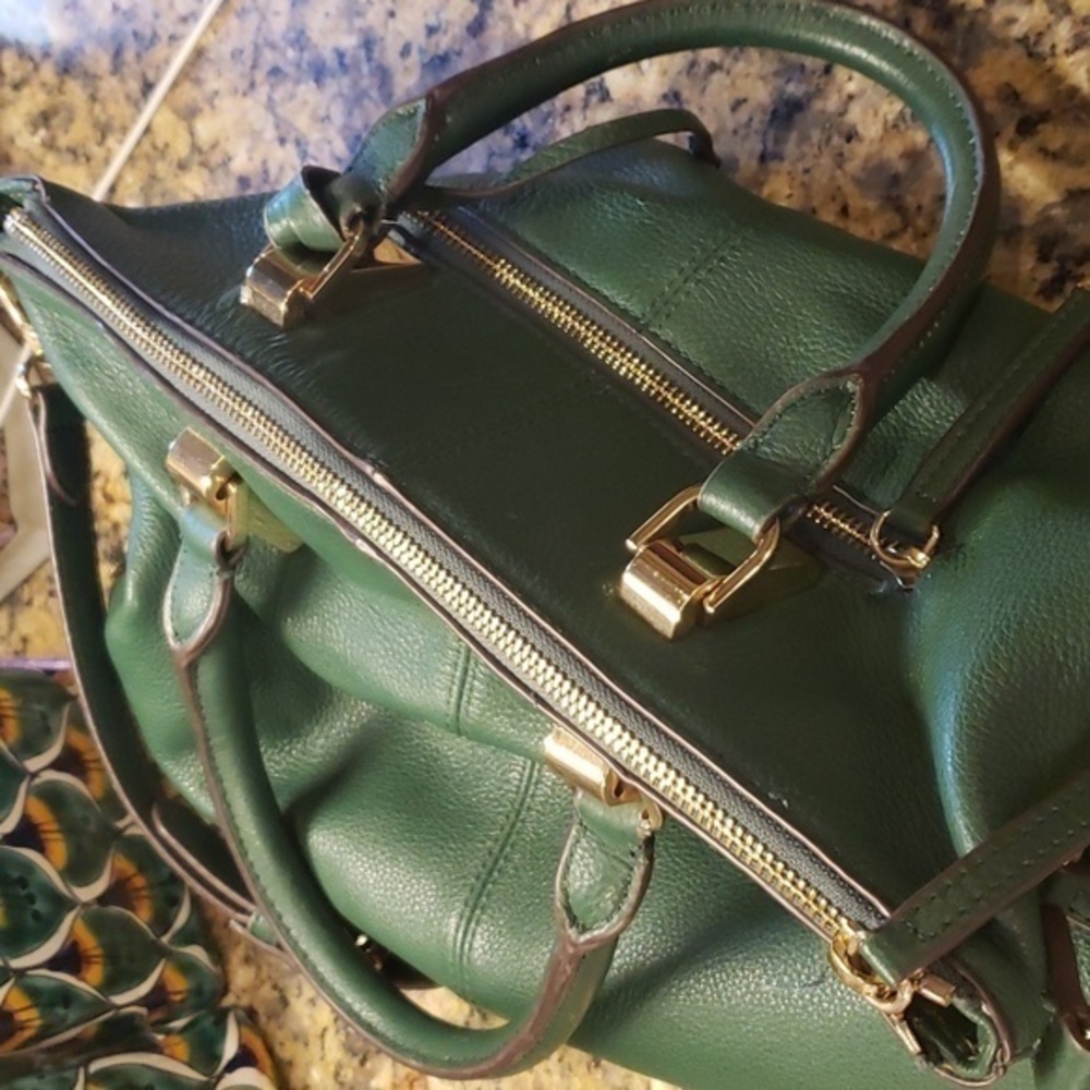 VINCE CAMUTO GREEN Leather Gold Zipper Trim Hardware‎ Purse Crossbody Strap - Picture 3 of 9